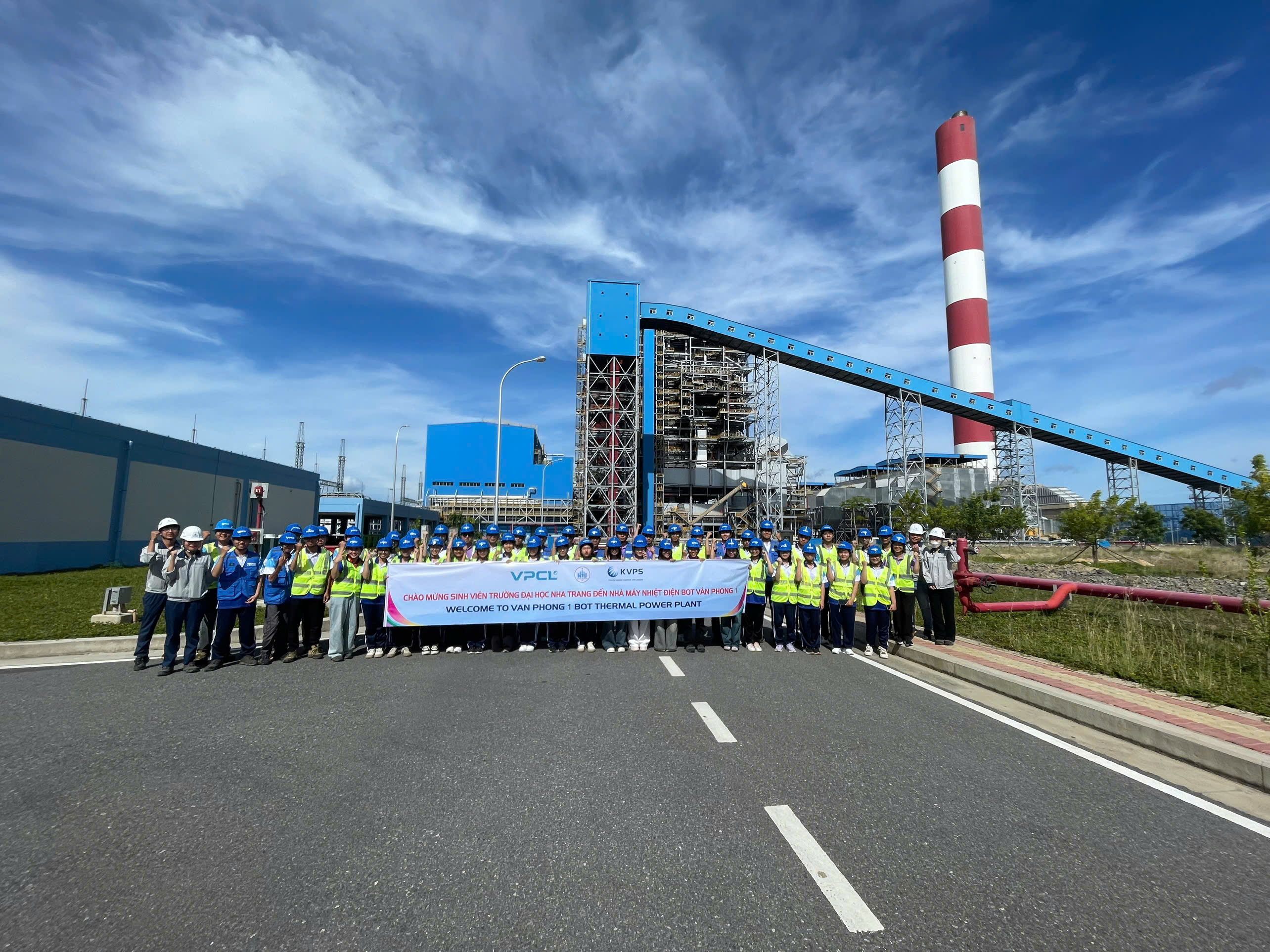 Tân sinh viên K67 KTHH tham quan nhà máy Nhiệt điện BOT Vân Phong 1 