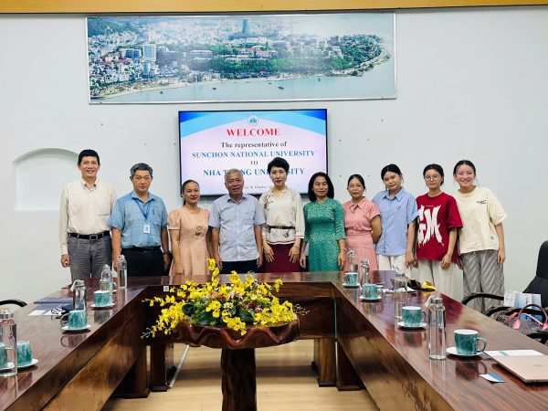 Đại diện Khoa Công nghệ Thực phẩm tiếp đoàn công tác của Trường Đại học Quốc Gia Sunchon, Hàn Quốc