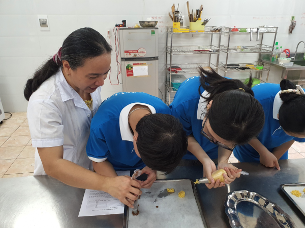 Khoa CNTP tổ chức trải nghiệm làm bánh kẹo cho Học sinh Trường THCS Mai Xuân Thưởng, TP Nha Trang