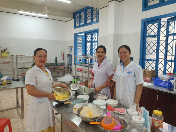 Khoa CNTP tổ chức trải nghiệm làm bánh kẹo cho Học sinh Trường THCS Mai Xuân Thưởng, TP Nha Trang
