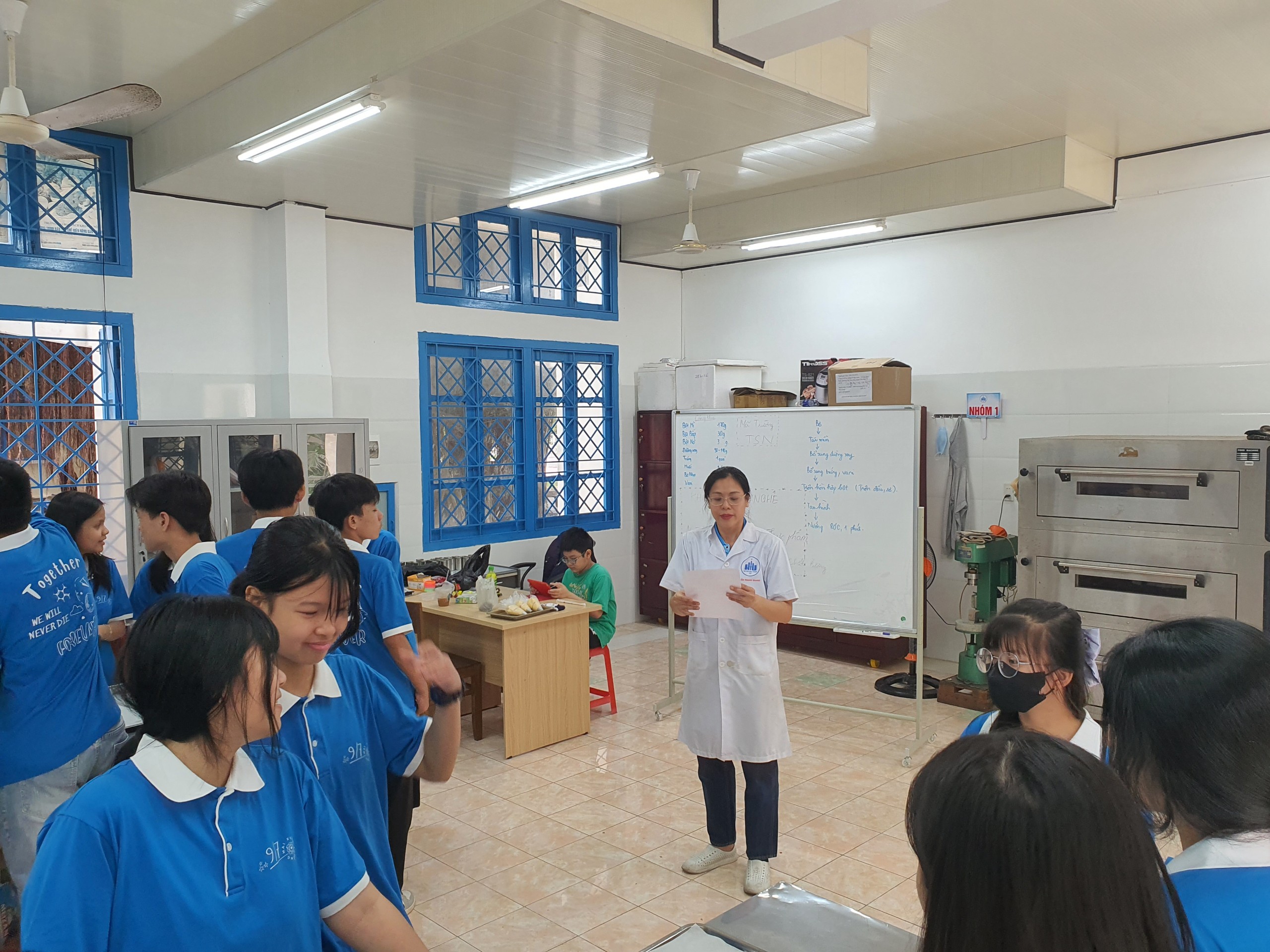 Khoa CNTP tổ chức trải nghiệm làm bánh kẹo cho Học sinh Trường THCS Mai Xuân Thưởng, TP Nha Trang