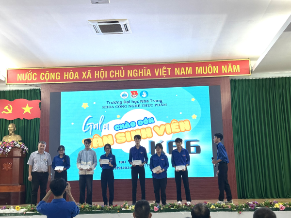 TÂN SINH VIÊN VỚI MÔI TRƯỜNG HỌC TẬP MỚI