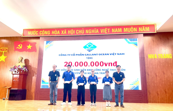 CÔNG TY TNHH GALLANT OCEAN TRAO HỌC BỔNG CHO SINH VIÊN KHOA CNTP