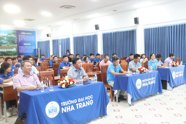 Lãnh đạo đơn vị và Sinh viên Khoa Công nghệ Thực phẩm tham gia Lễ trao học bổng và gặp gỡ sinh viên thực tập của Công ty TNHH Điện lực Vân Phong