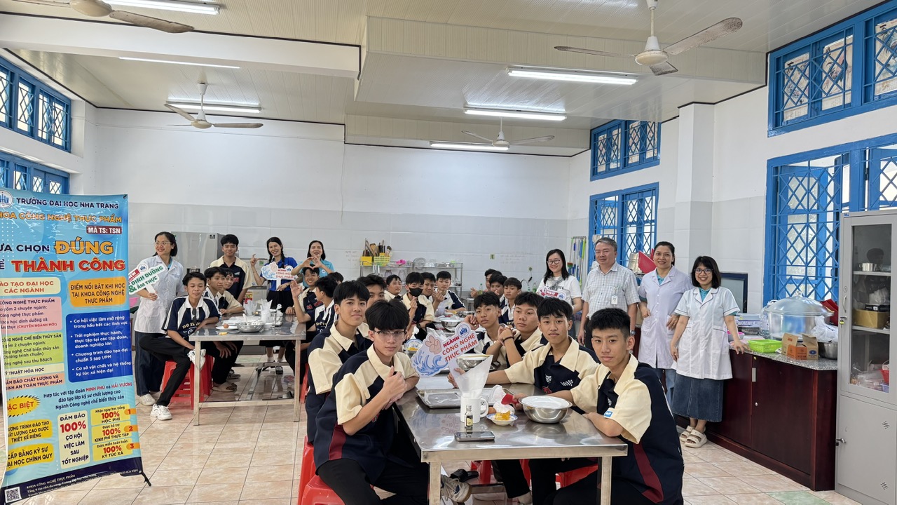 CLB CNTP tổ chức hoạt động trải nghiệm sản xuất bánh quy bơ năm học 2024-2025
